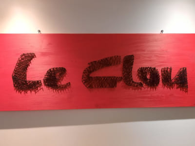 Le Clou Schild im Bistro